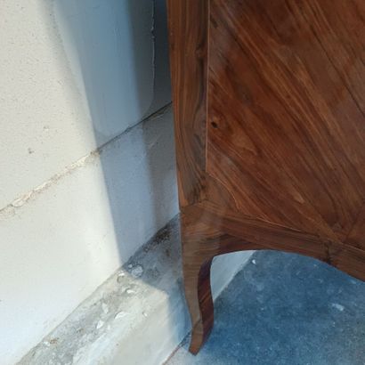 Commode sauteuse galbée toute face en placage...