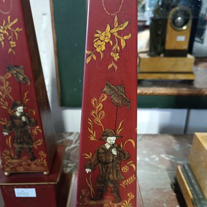 Paire d'obélisques en tôle laquée à décor...