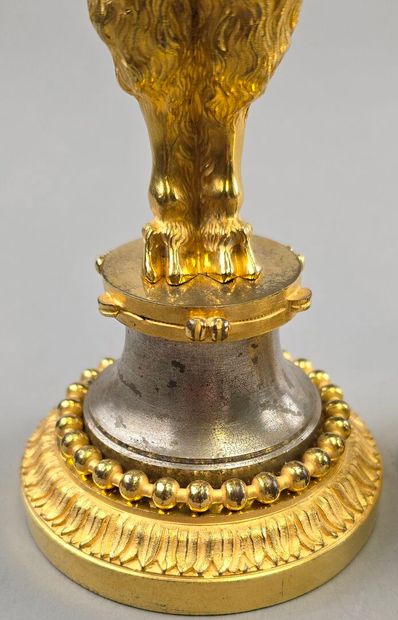Paire de bougeoirs en bronze doré.
Décor...