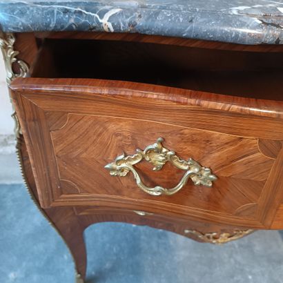 Commode sauteuse galbée toute face en placage...