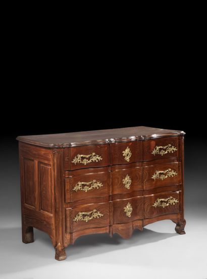 Commode en bois naturel à façade en arbalète.
Ouvre...