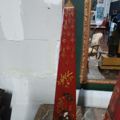 Paire d'obélisques en tôle laquée à décor...