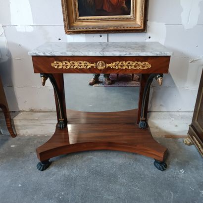 Console d'entre-deux en acajou et placage...
