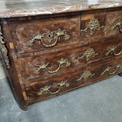 Commode en bois de placage et amourette ouvrant...