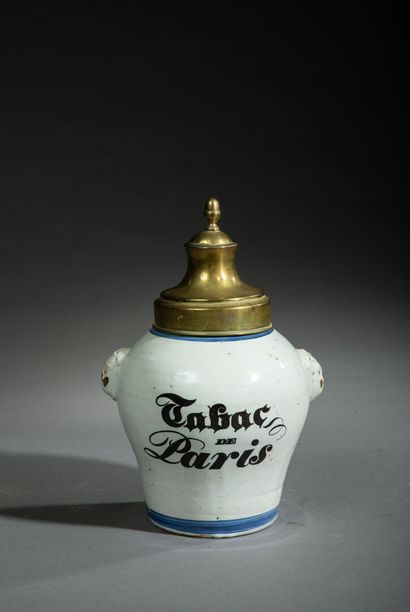 NORD
Pot à tabac en faïence bleue et blanche...