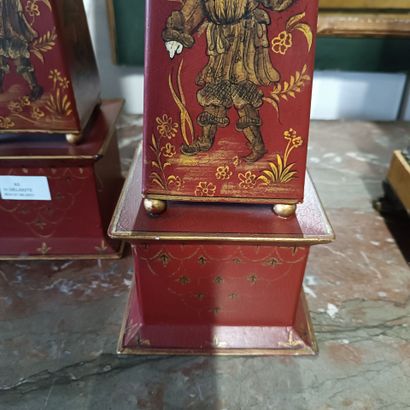 Paire d'obélisques en tôle laquée à décor...