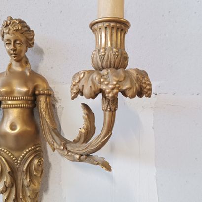 Paire d'appliques en bronze doré et ciselé...