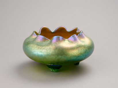 Johann LOETZ (1836-1947)
Coupe en verre irisé....