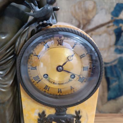 Pendule borne en marbre jaune de Sienne et...