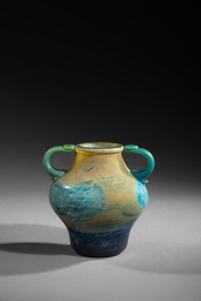 DAUM NANCY
Vase en verre marmoréen bleu vert...