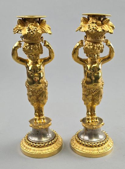 Paire de bougeoirs en bronze doré.
Décor...