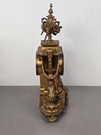 Garniture de cheminée en bronze doré et ciselé.
Comprend...