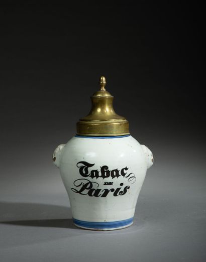 NORD
Pot à tabac en faïence bleue et blanche...