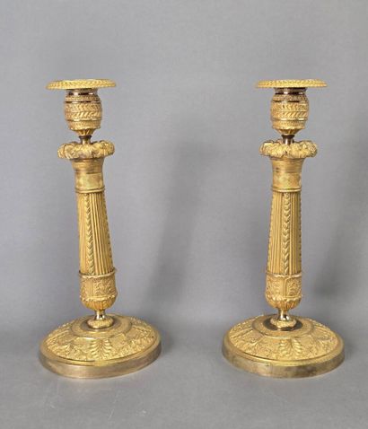 Paire de bougeoirs en bronze doré et ciselé...