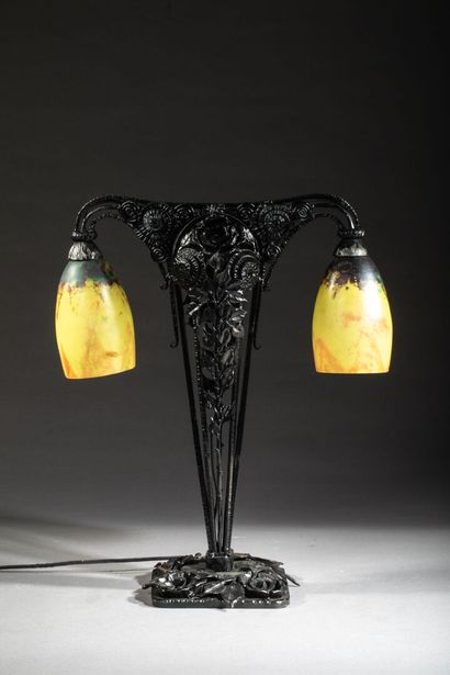 Lampe de bureau ou à poser à 2 lumières.
Monture...