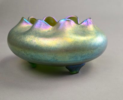 Johann LOETZ (1836-1947)
Coupe en verre irisé....