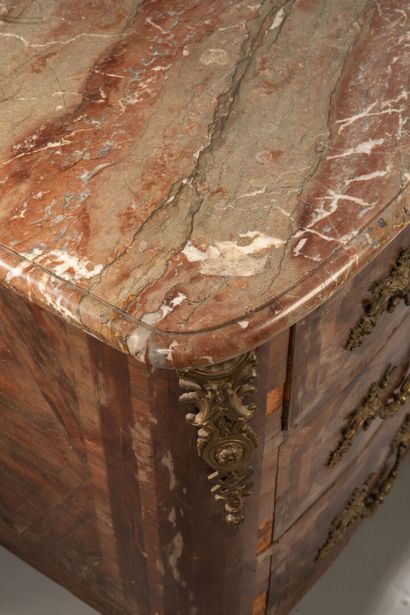 Commode en bois de placage et amourette ouvrant...