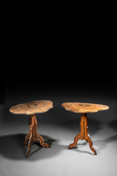 Paire de guéridons en placage de bois de...