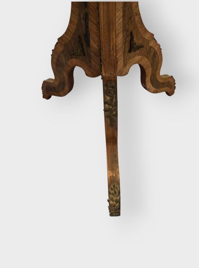 Paire de guéridons en placage de bois de...