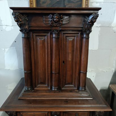 Joli meuble en cabinet à retrait en noyer...