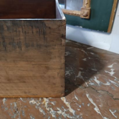 Commode en bois de placage et amourette ouvrant...