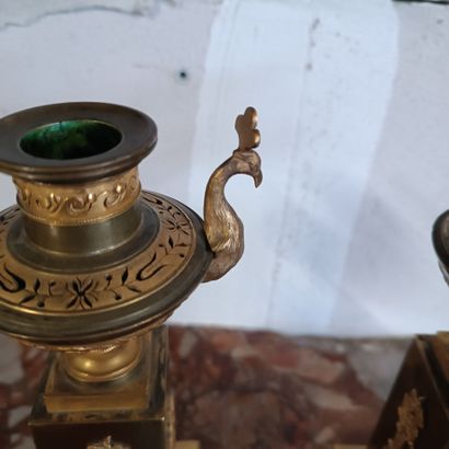Paire de cassolettes formant brûle-parfum...