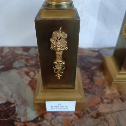 Paire de cassolettes formant brûle-parfum...