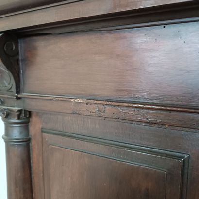 Joli meuble en cabinet à retrait en noyer...