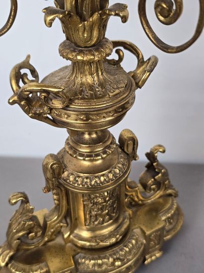 Garniture de cheminée en bronze doré et ciselé.
Comprend...