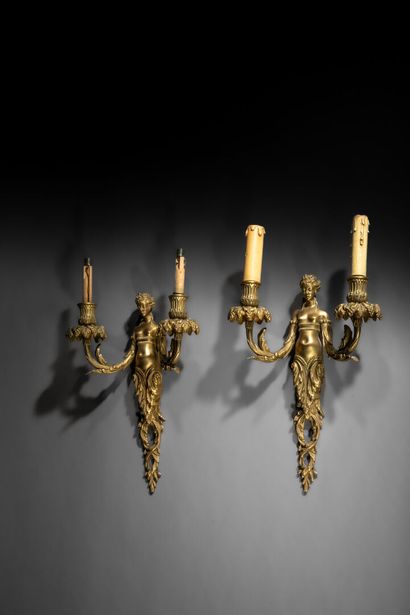 Paire d'appliques en bronze doré et ciselé...