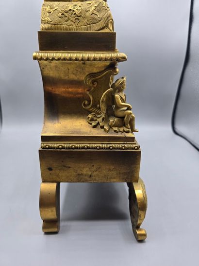 Pendule ou horloge romantique en bronze doré...
