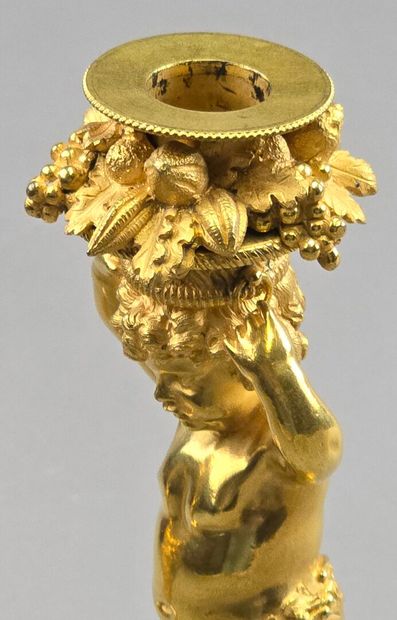 Paire de bougeoirs en bronze doré.
Décor...