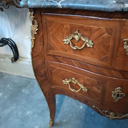 Commode sauteuse galbée toute face en placage...