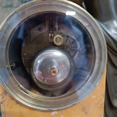 Pendule borne en marbre jaune de Sienne et...
