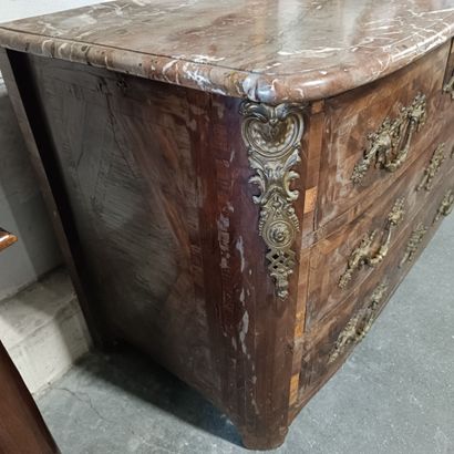 Commode en bois de placage et amourette ouvrant...