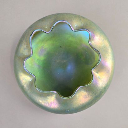 Johann LOETZ (1836-1947)
Coupe en verre irisé....