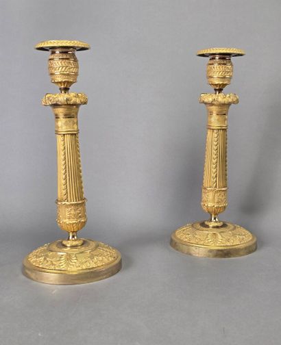 Paire de bougeoirs en bronze doré et ciselé...