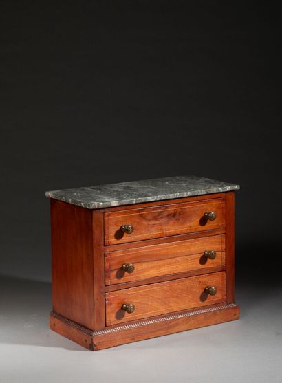 Petite commode dite de maitrise en bois teinté.
Ouvre...