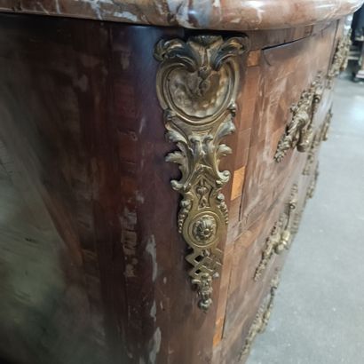 Commode en bois de placage et amourette ouvrant...
