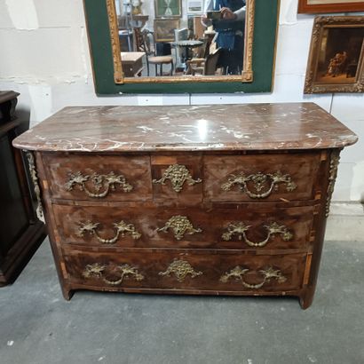 Commode en bois de placage et amourette ouvrant...