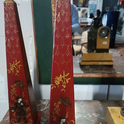 Paire d'obélisques en tôle laquée à décor...