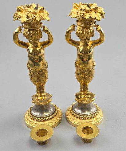 Paire de bougeoirs en bronze doré.
Décor...