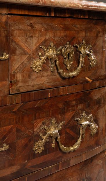 Commode en bois de placage et amourette ouvrant...