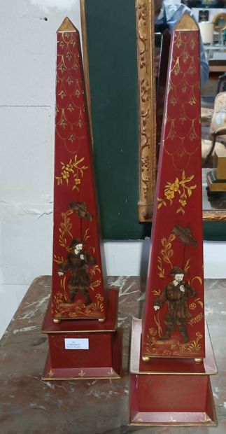 Paire d'obélisques en tôle laquée à décor...