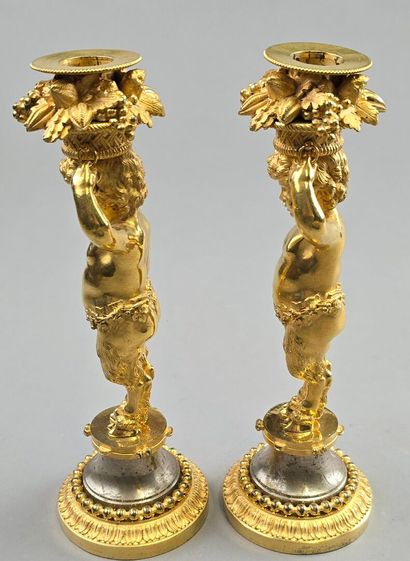 Paire de bougeoirs en bronze doré.
Décor...