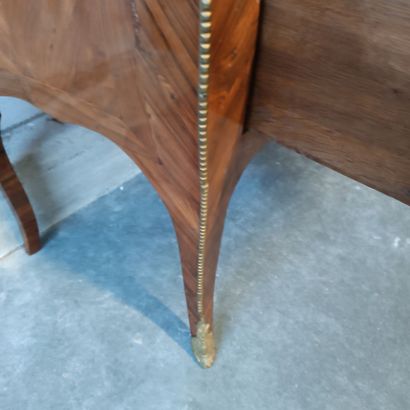 Commode sauteuse galbée toute face en placage...