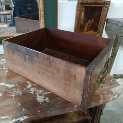 Commode en bois de placage et amourette ouvrant...