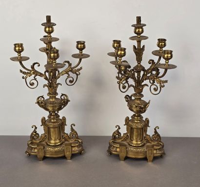 Garniture de cheminée en bronze doré et ciselé.
Comprend...