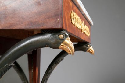 Console d'entre-deux en acajou et placage...