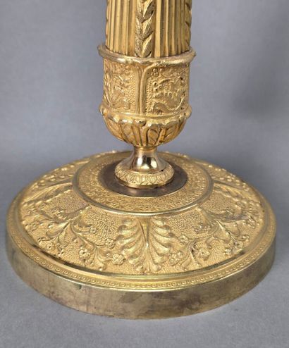 Paire de bougeoirs en bronze doré et ciselé...